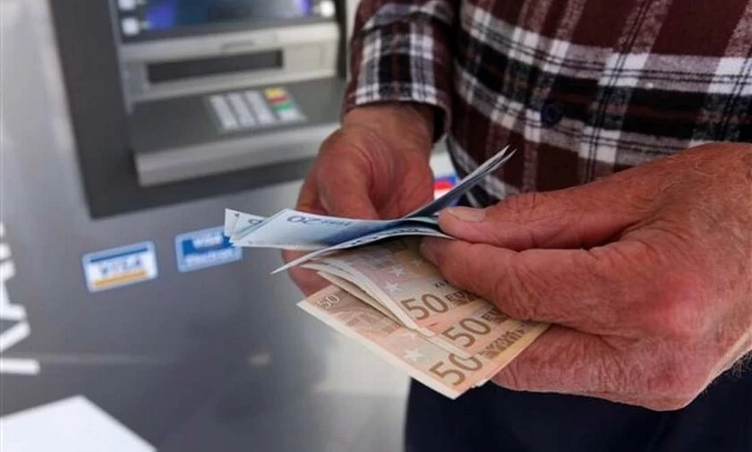 Συντάξεις – Επιδόματα: Τι πληρώνεται σήμερα